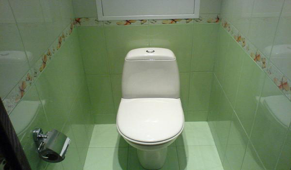 простой декор туалета керамической плиткой 