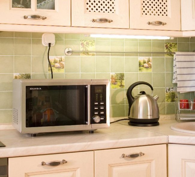 Микроволновка занимает на столе много места, поэтому на маленькой кухне для не лучше выделить отдельное место