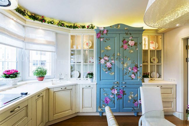 В оформлении кухни в стиле прованс можно использовать живые цветы или букеты сухоцветов