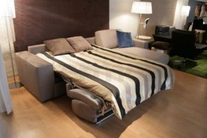 Двухспальный раскладной диван практичен в любой спальне даже с маленькими квадратами