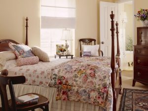 Рюши и текстиль с цветочным принтом в оформлении спальни стиля французский прованс