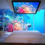 Дорогой аквариум для обустройства спальной комнаты