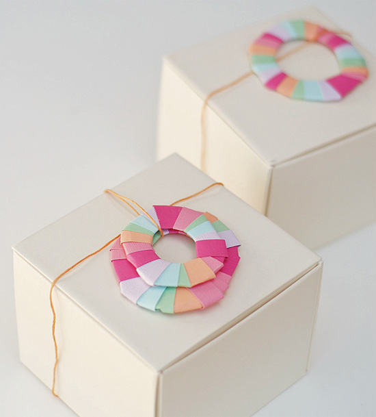 упаковываем подарок и украшаем его кольцом в технике оригами