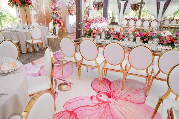 Интерьер свадебного зала в бело-розовых тонах 