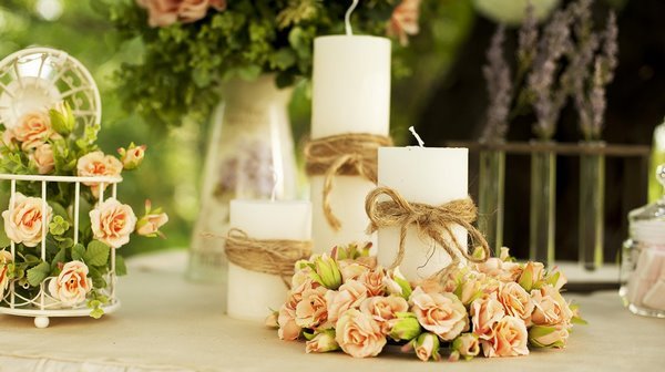 Свеча в венке из роз – классический элемент свадебного настольного декора