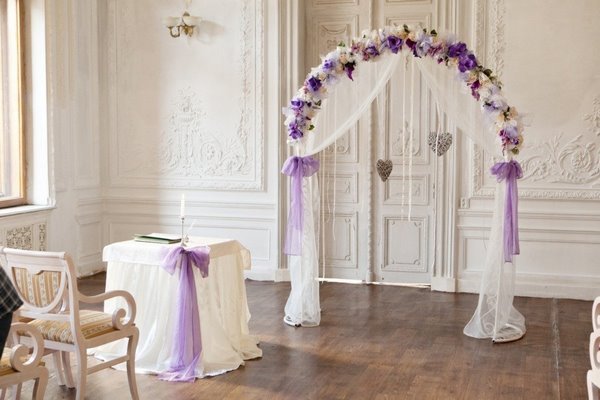Полукруглая свадебная арка с декорированным верхом