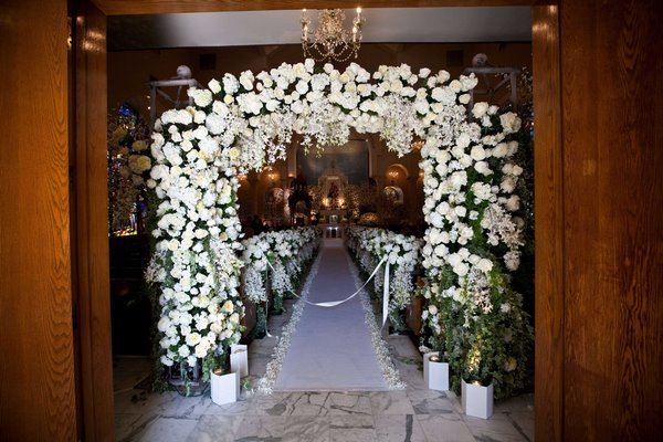Комбинация из двух прямоугольных арок в оформлении свадебного зала
