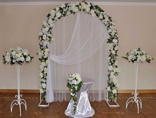 Белые пионы в оформлении свадебной арки 