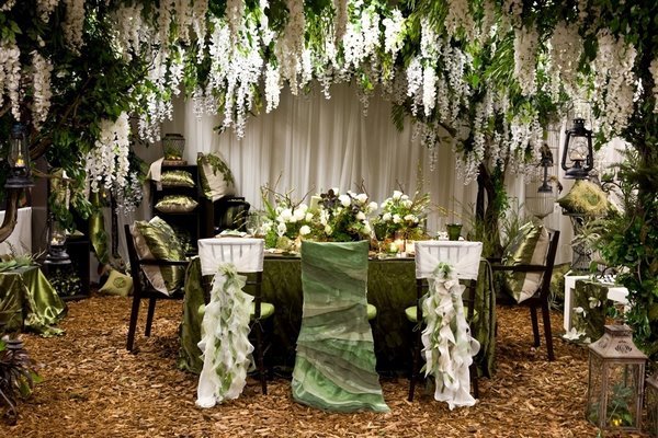 Гирлянды орхидей и ниспадающие композиции с каллами в интерьере свадебного шатра