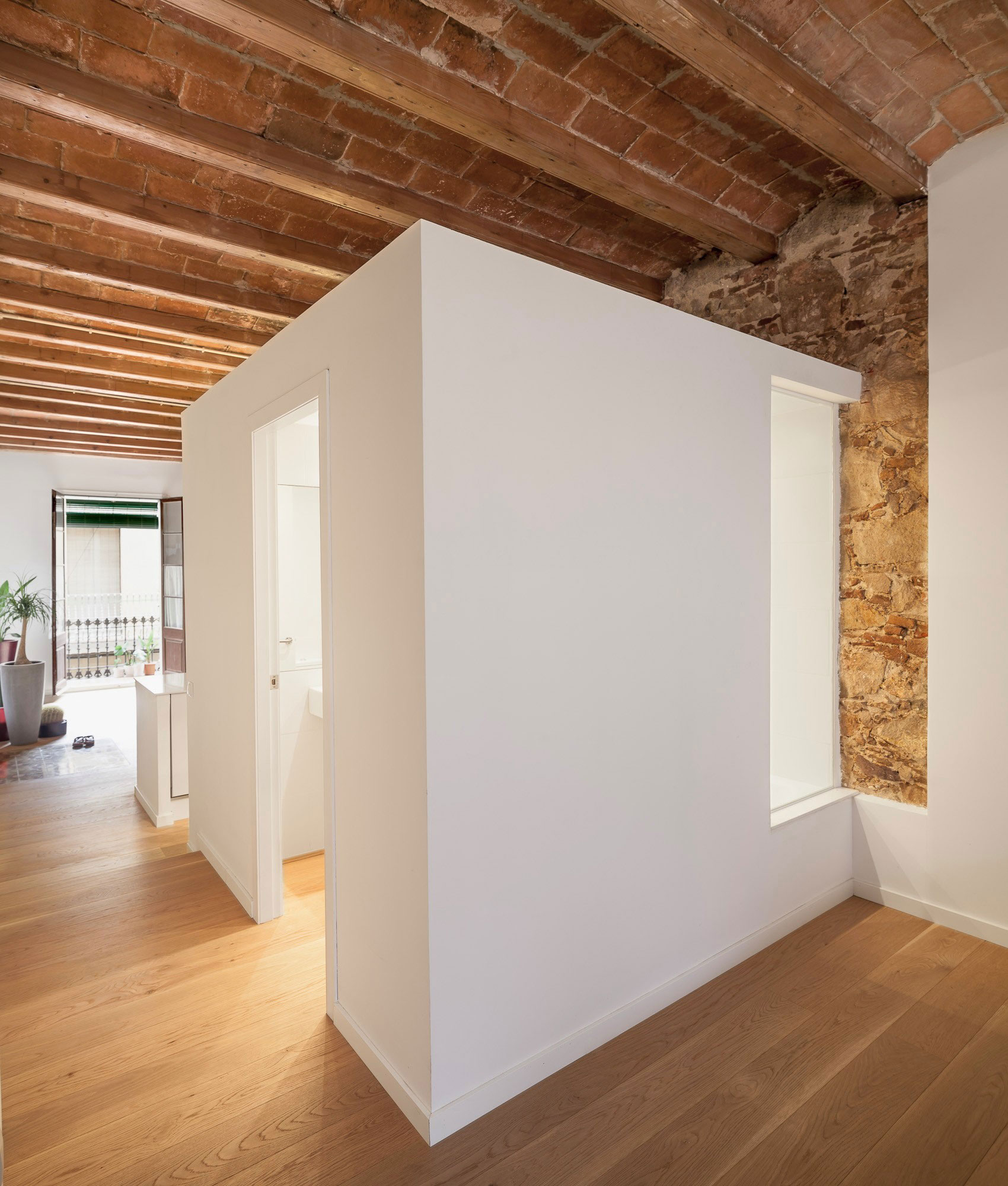 Renovation-Apartment-in-Les-Corts-bathroom-window