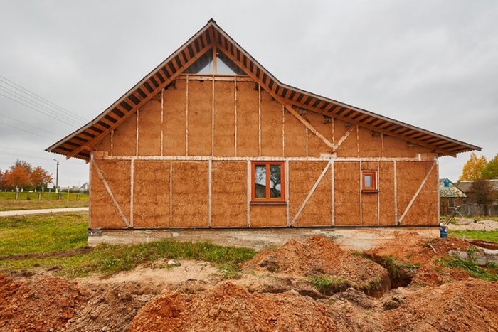 Житель Белоруссии строит соломенный дом (25 фото)