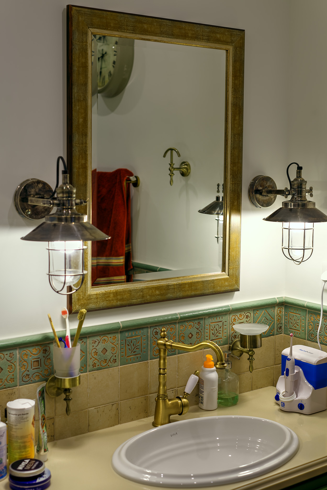 Для туалета индивидуально был разработан и изготовлен комод, по стилю и цвету близкий к дверям.