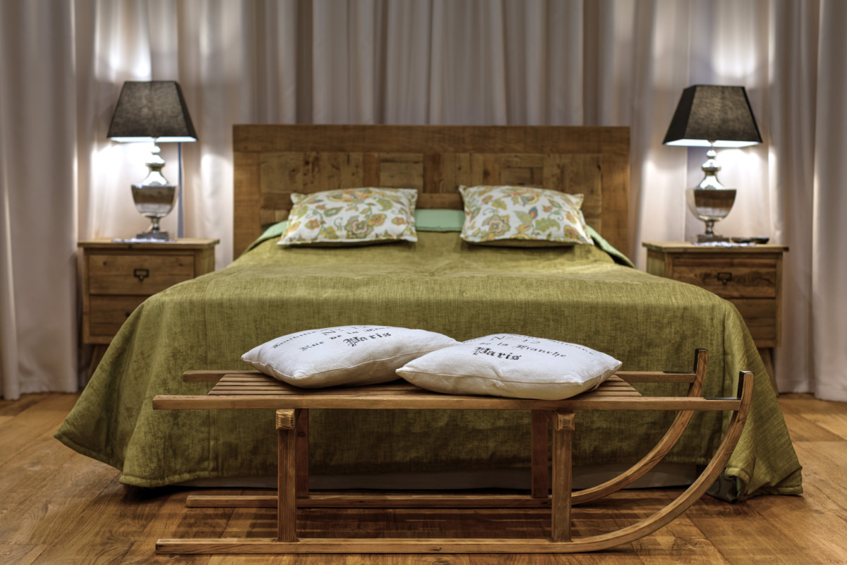 Состаренное дерево и простой дизайн мебели преимущественно Dialma Brown плюс гранжевая текстура пола стали основой интерьера спальни.