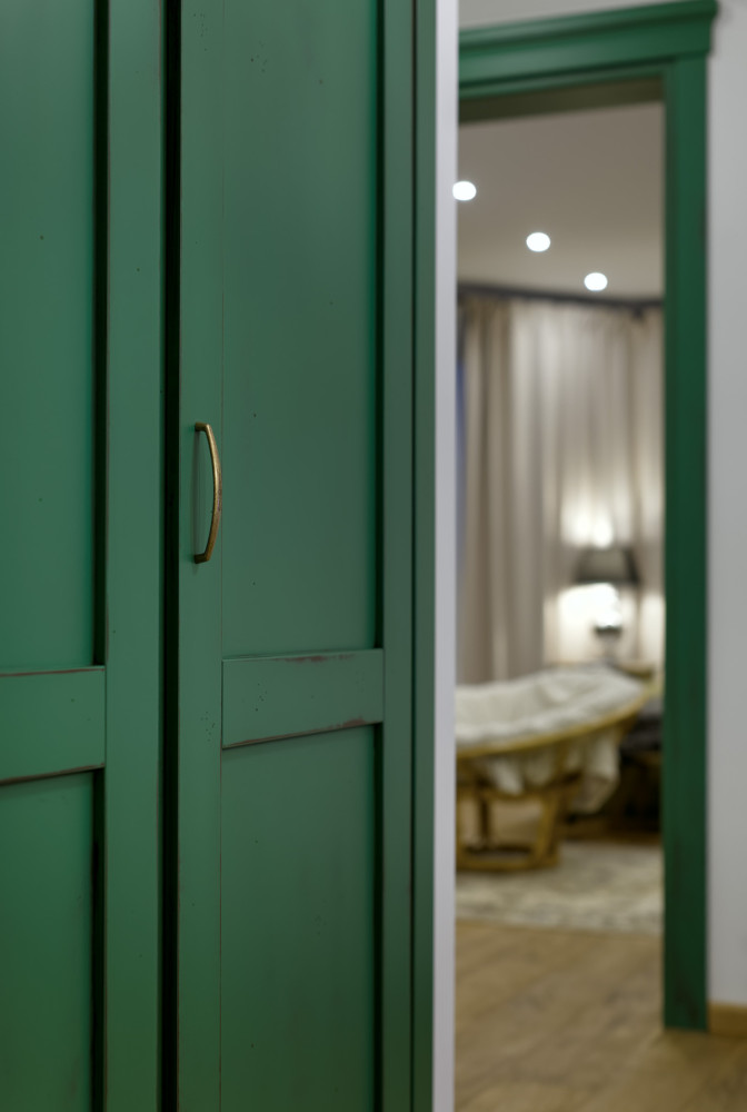 Двери зелёного цвета производства New Design Porte позволили создать необходимые активные цветовые пятна.