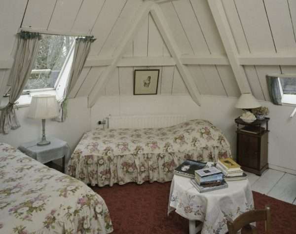 Дизайн спальни на мансарде в стилде романтизм