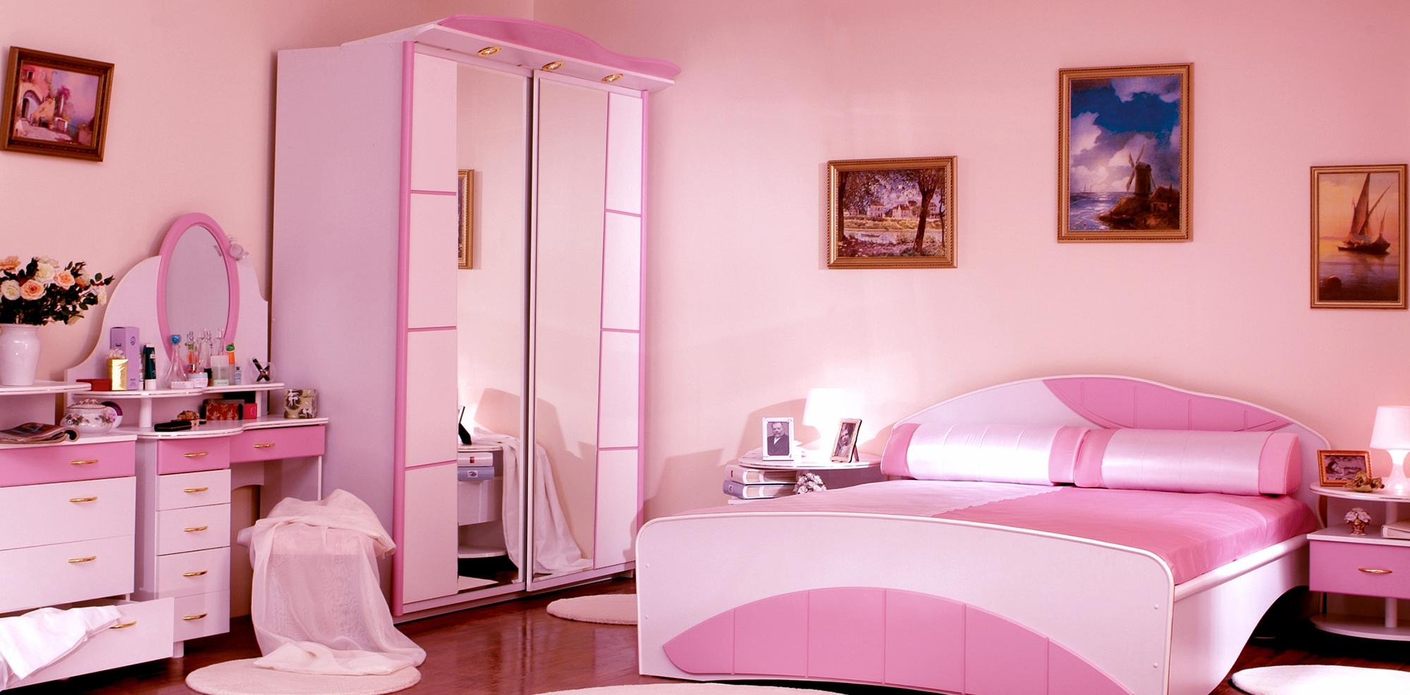 Розово-белая мебель в спальне