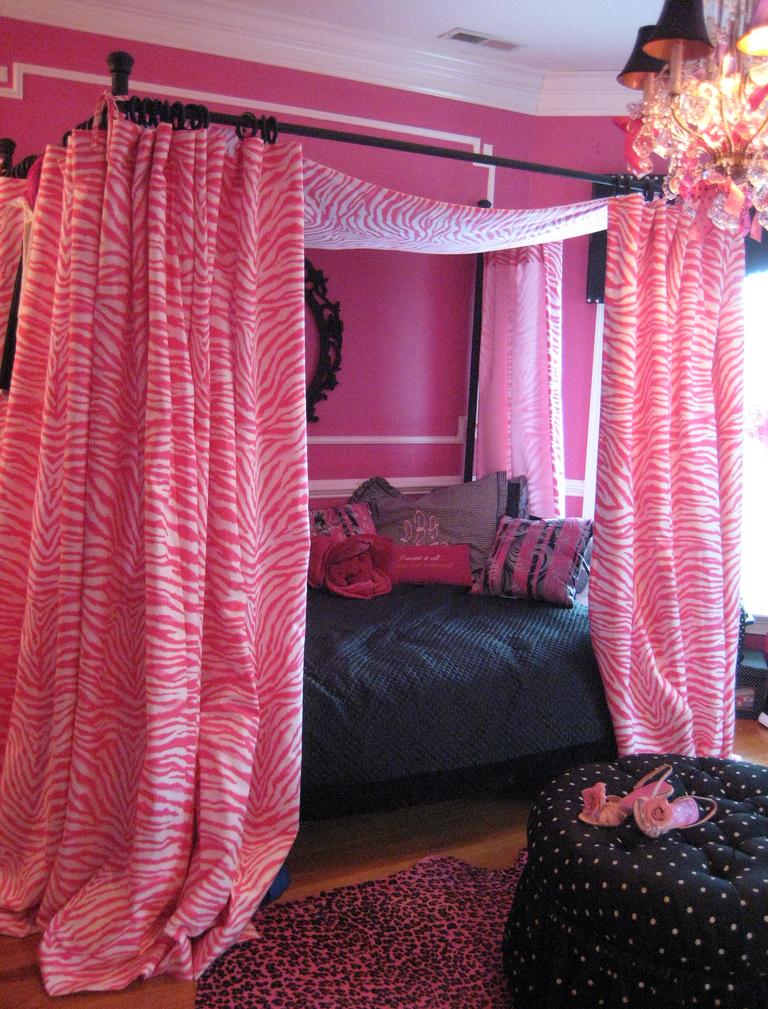 Розово-черная спальня