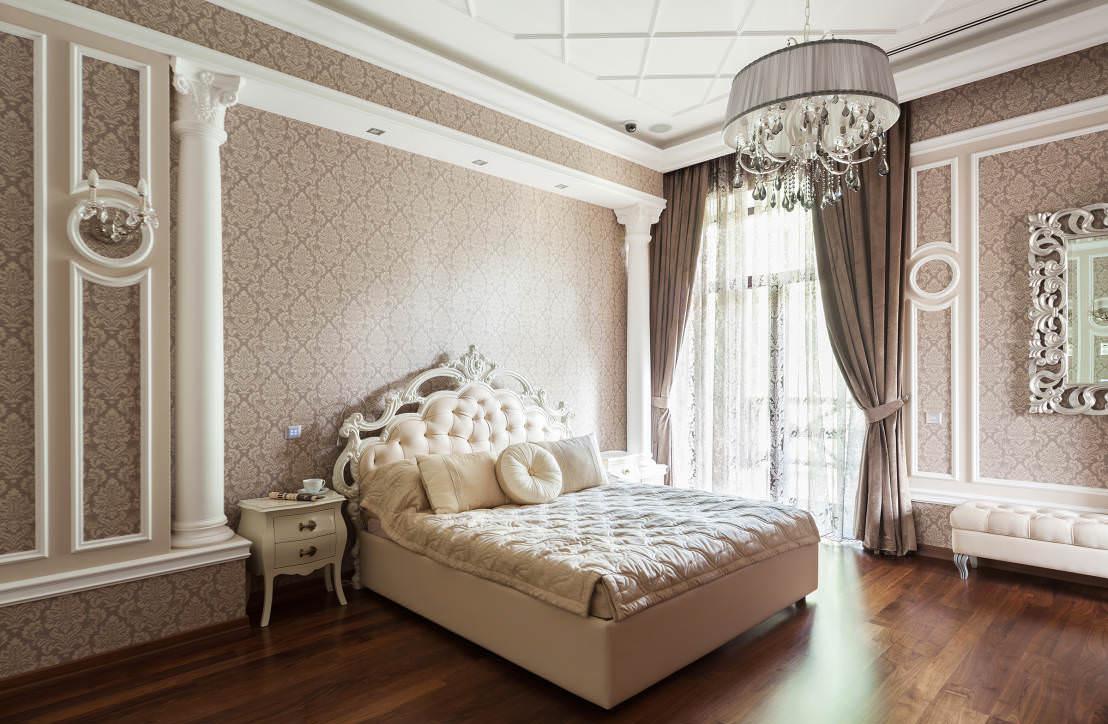 Классическая коричнево-белая спальня