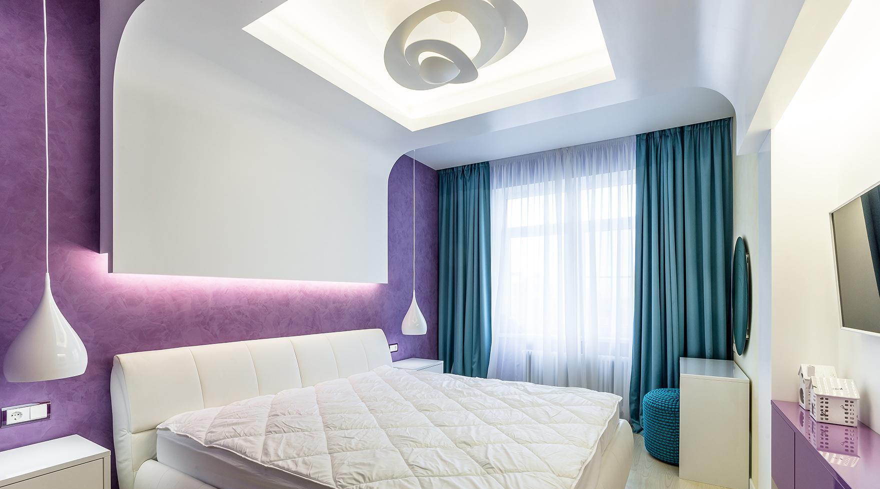 Бело-фиолетовая спальня с изумрудными шторами