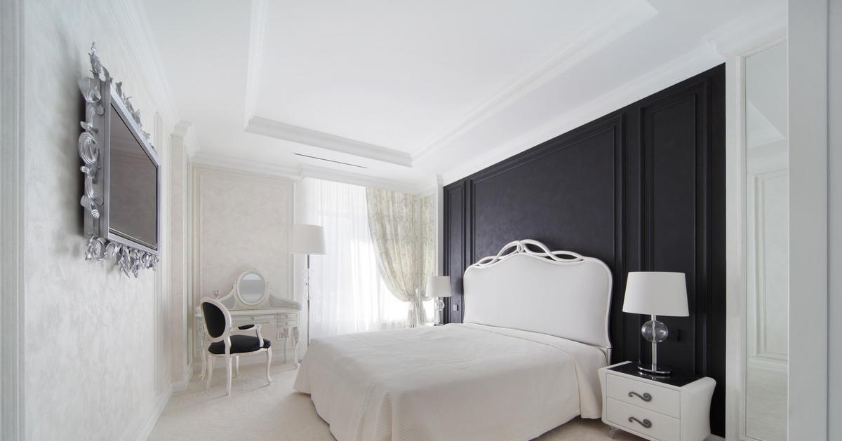 Черно-белая классическая спальня