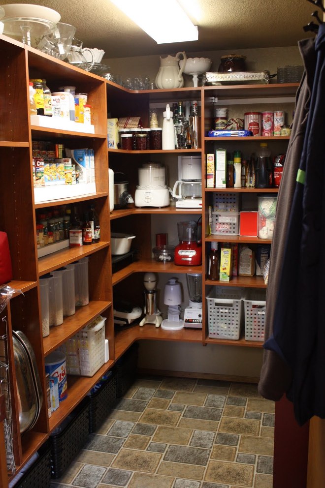 Кладовка для хранения продуктов и кухонной утвари