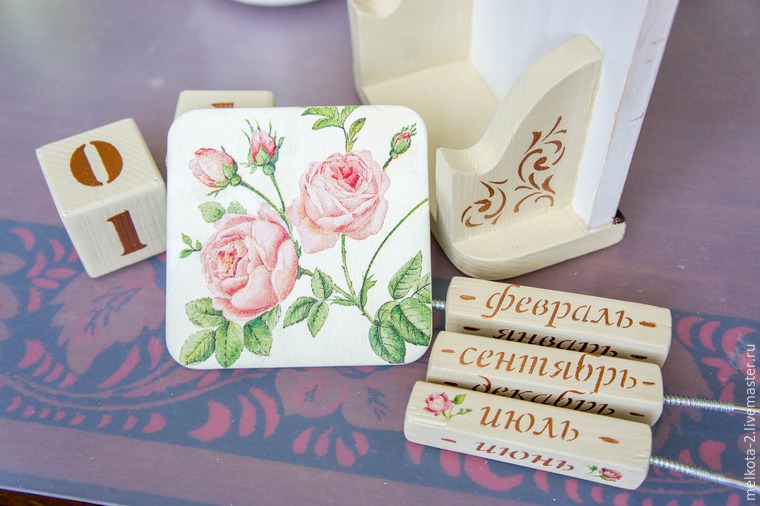 Делаем вечный календарь «Розовый сад» в технике «декупаж» с использованием ткани и чипборда, фото № 13
