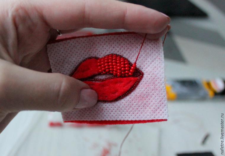 Создаем стильную объемную брошь из бисера «Red Lips», фото № 16