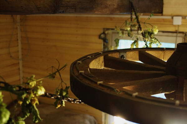 Деревенская люстра из колеса от телеги, фото № 17