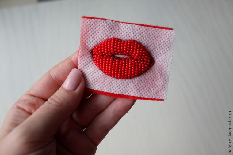 Создаем стильную объемную брошь из бисера «Red Lips», фото № 17