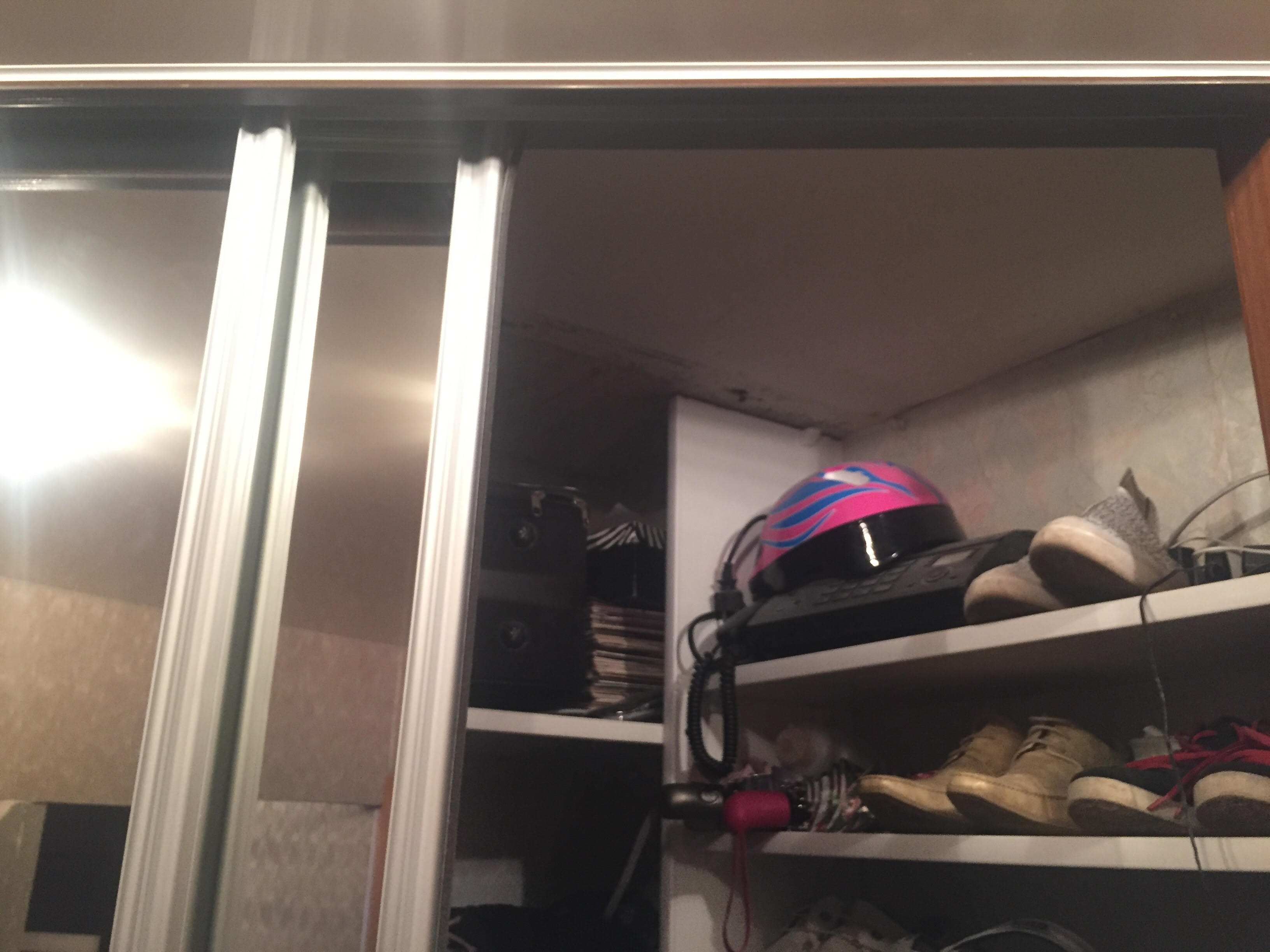 Шкаф-купе с цоколем под натяжной потолок