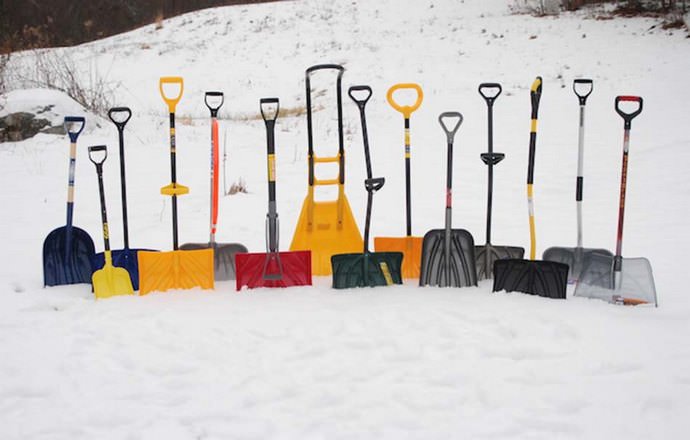 Современные рынки предлагают отечественному потребителю достаточно широкий выбор рабочего инструмента для уборки снега из современных пластиков