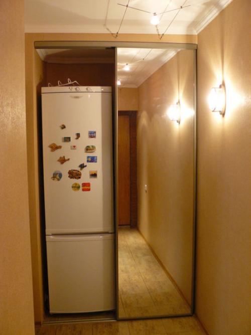 Как спрятать холодильник в прихожей. Холодильник в прихожей 05