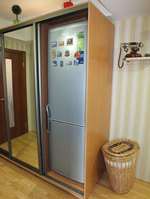 Как спрятать холодильник в прихожей. Холодильник в прихожей 06