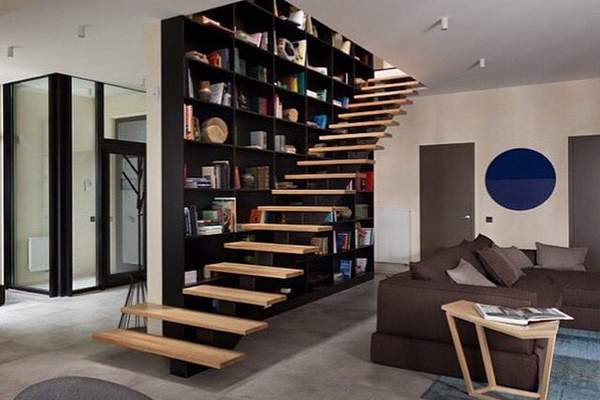 Современный дизайн гостиной с лестницей в частном доме