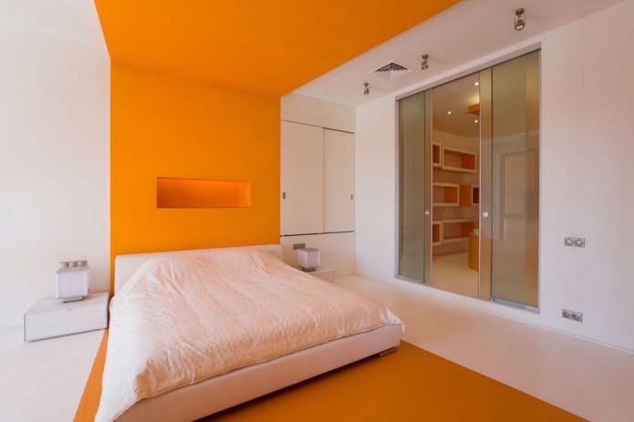 интерьер оранжево-белой спальни
