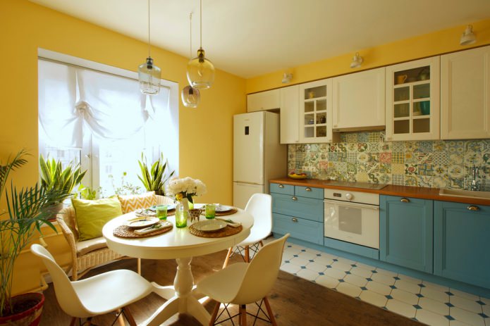 кухня с желтыми стенами и бело-голубым гарнитуром