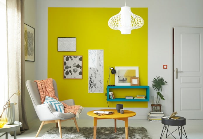 Современный стиль в комнате с желтой стеной