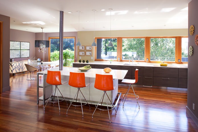 оранжевые стулья в кухне