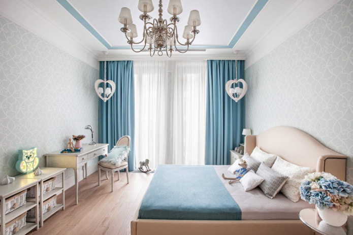 спальня с голубыми портьерами