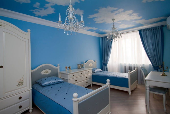 потолок голубого цвета в сочетании с голубыми стенами