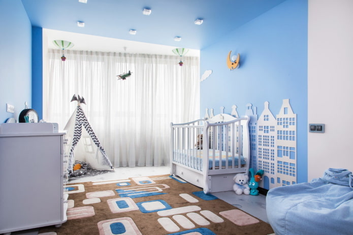 голубая потолочная конструкция в детской