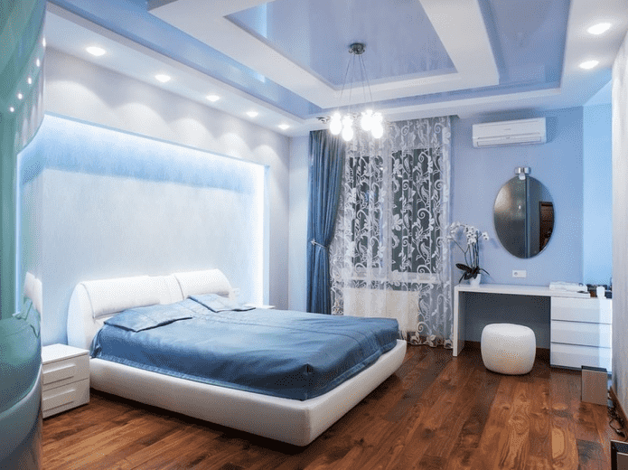 голубая натяжная конструкция в спальне