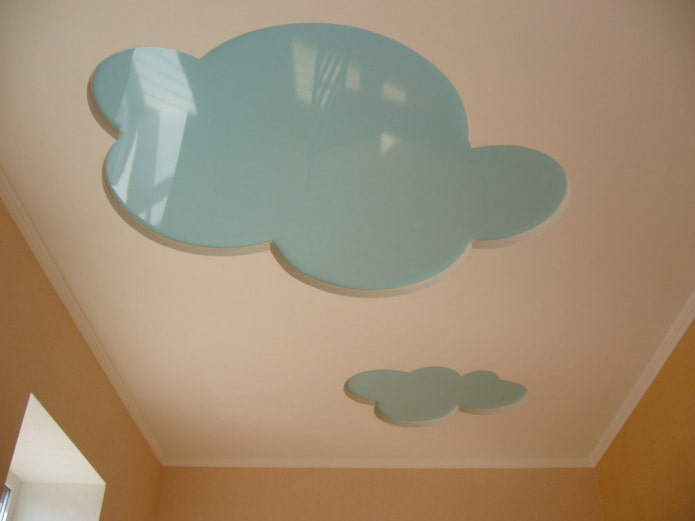 фигурная потолочная конструкция в форме облаков