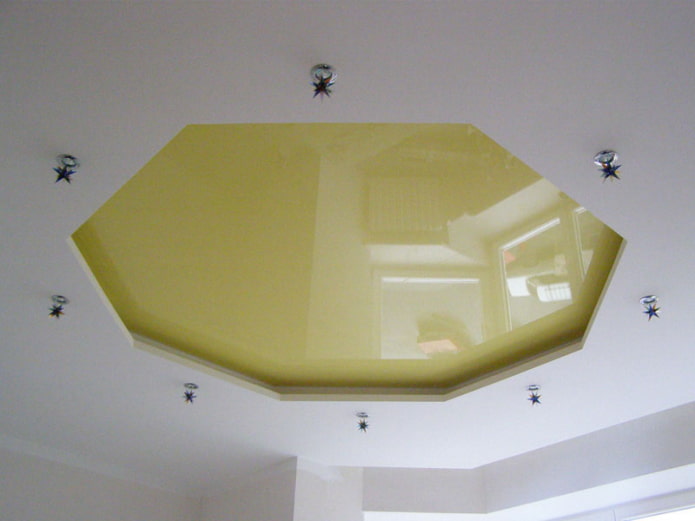 фигурная потолочная конструкция в форме многоугольника