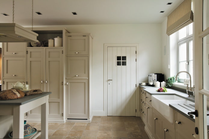 белые двери на кухне в стиле прованс