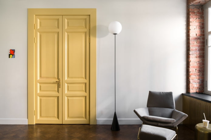 двери светло-желтого оттенка в интерьере