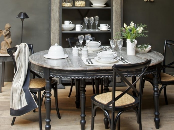 стол в классическом стиле со столешницей светло-серого цвета