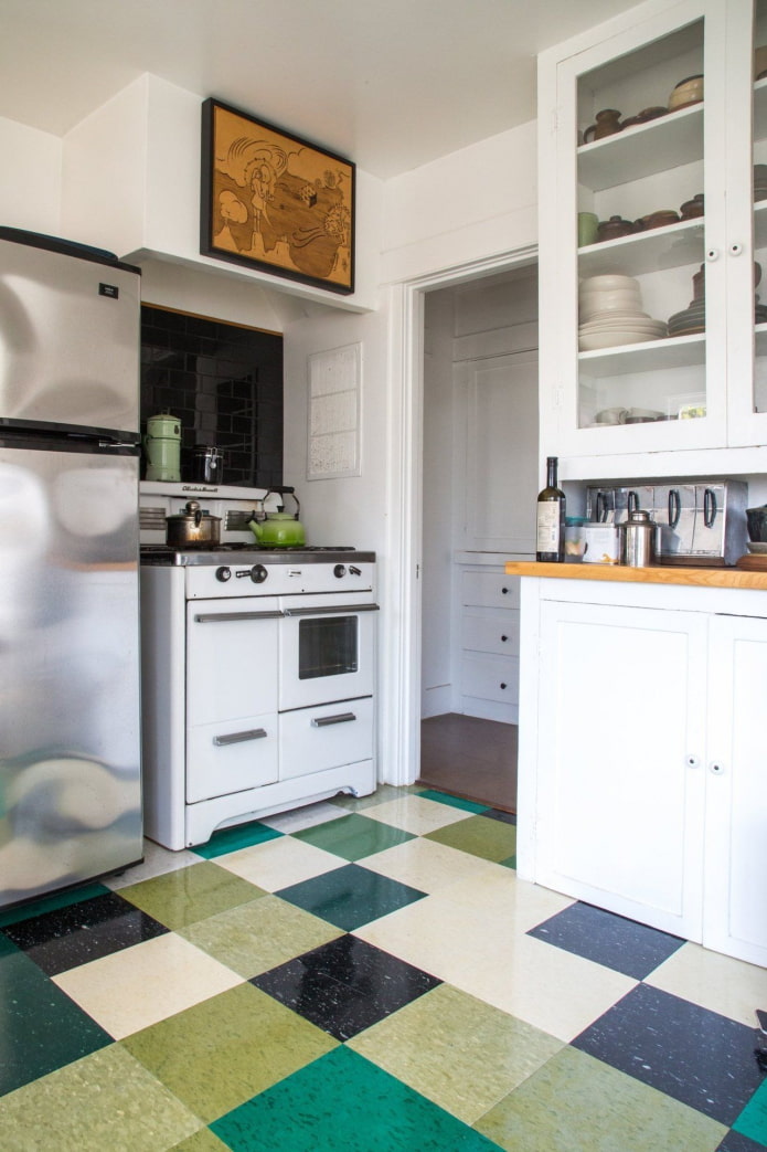 линолеум с геометрическими рисунками в интерьере кухни