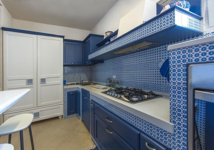 системы хранения в интерьере кухни в синих тонах