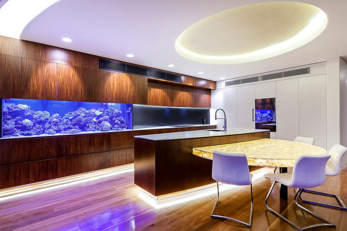 интерьер кухни с аквариумом